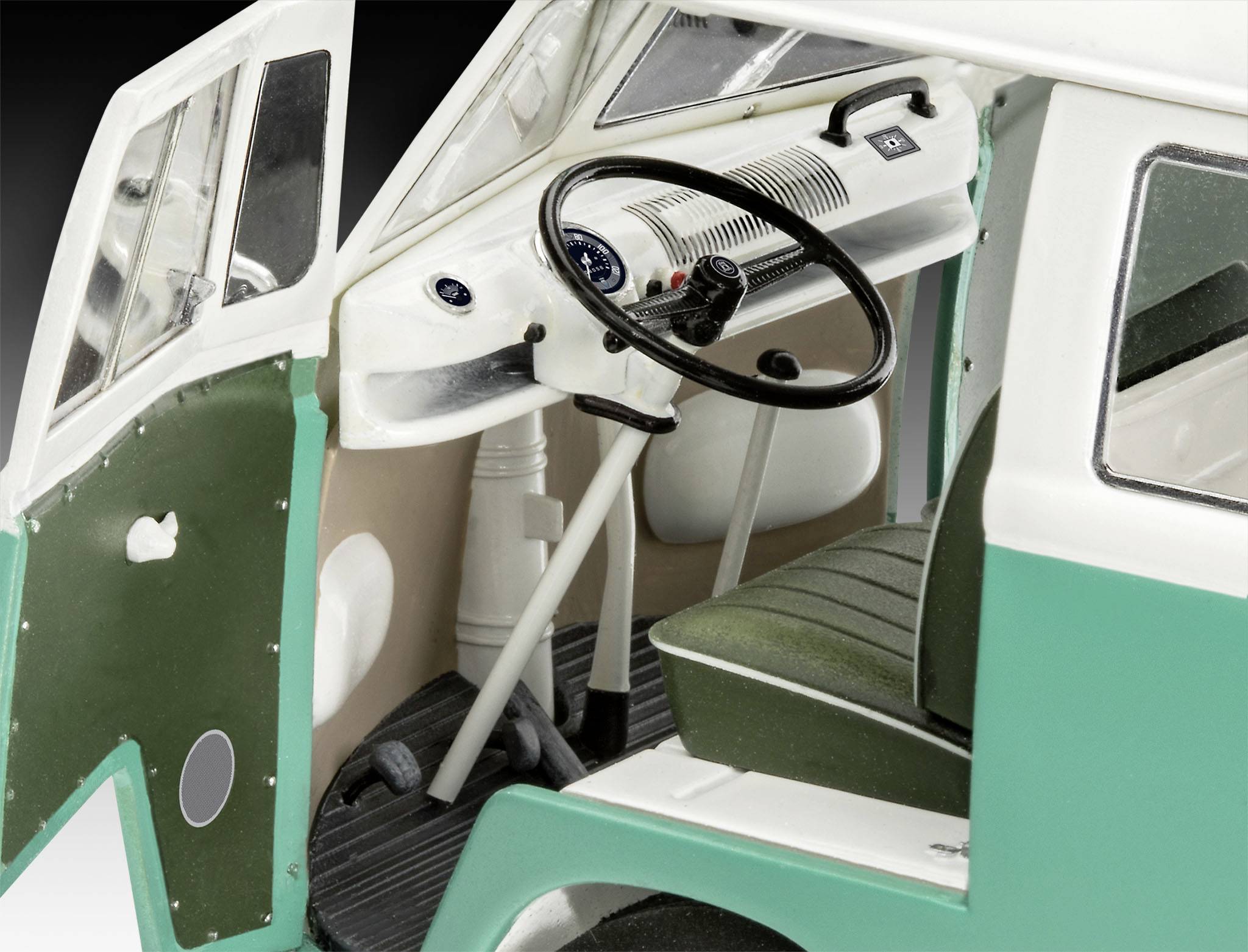 Innenansicht eines klassischen Autos mit Lenkrad und Armaturenbrett in Retro-Design. Fahrer- und Beifahrersitz sind sichtbar.