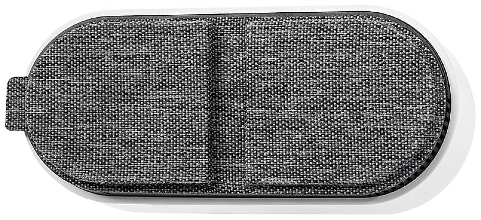 Ein graues, stoffbezogenes, ovales Etui liegt auf einer weißen Fläche.