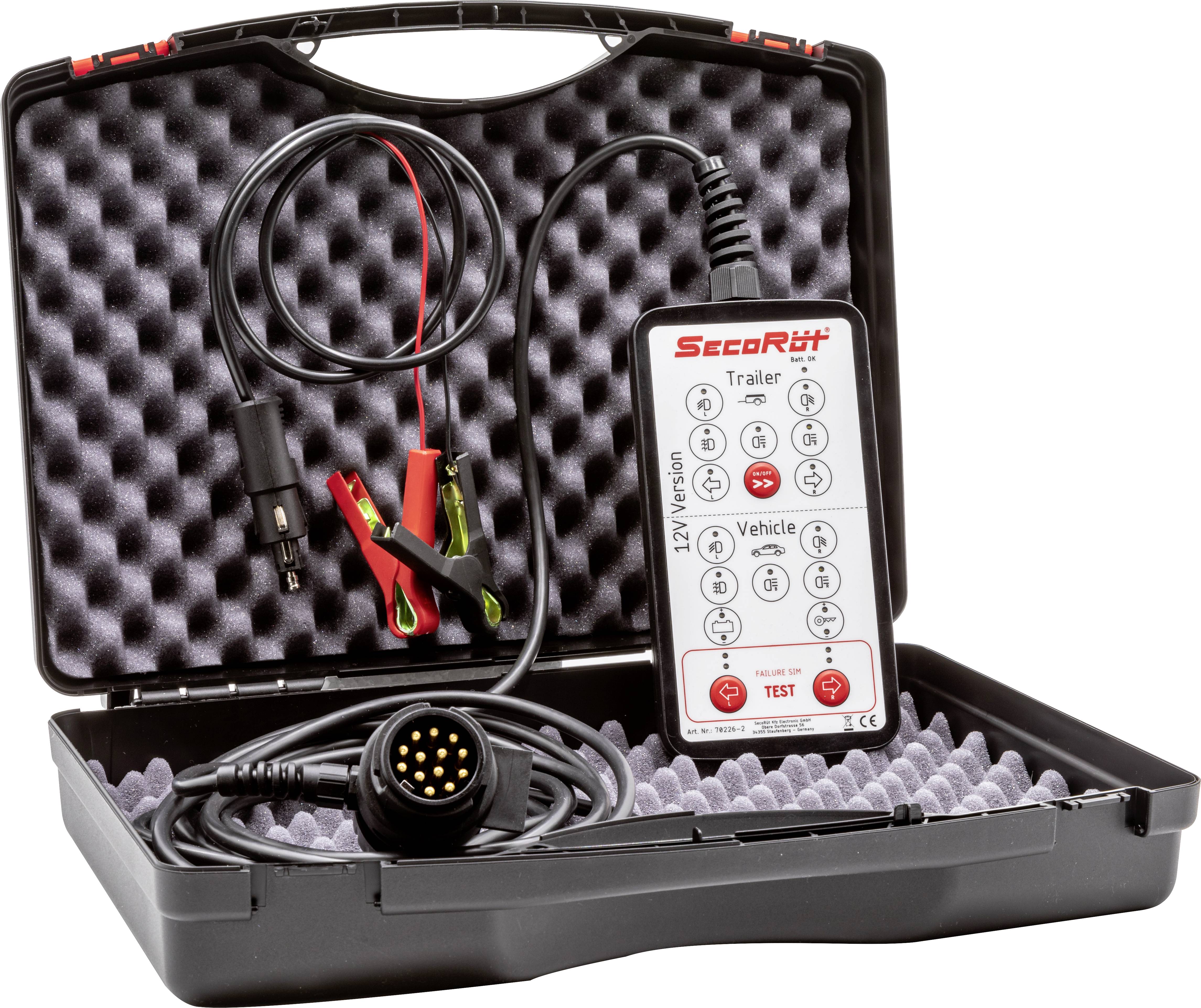Werkzeugset in einem offenen Koffer mit Kabeln und einem elektronischen Gerät zur Fahrzeugdiagnose.