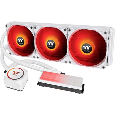 Eine dreifache PC-Wasserkühlungseinheit mit drei rot beleuchteten Lüftern; Markenlogo 'Thermaltake' sichtbar.