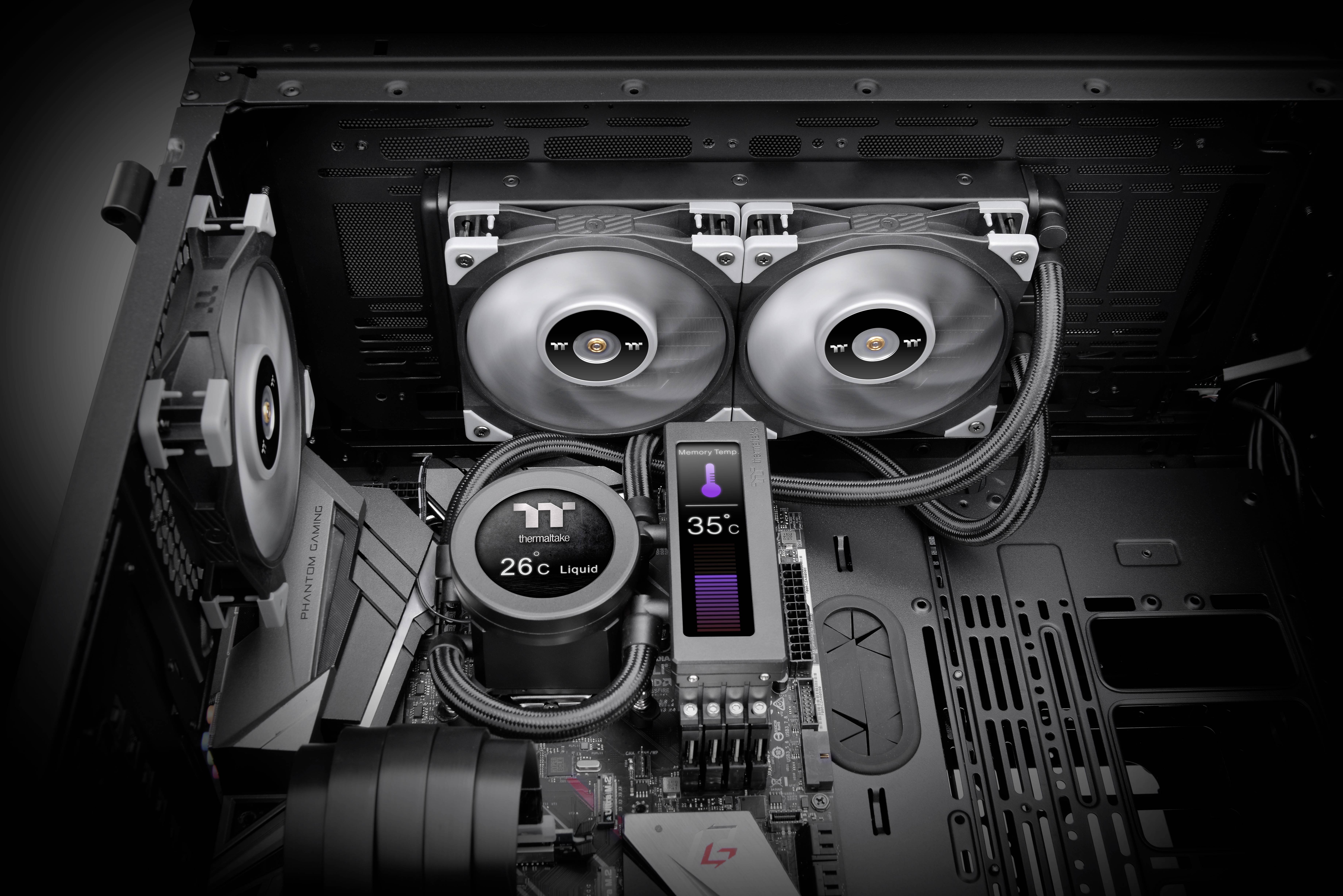 Ein offener Computer zeigt ein Kühlsystem mit Lüftern und Temperatursensoren an. Die Anzeige zeigt 26°C und 35°C.