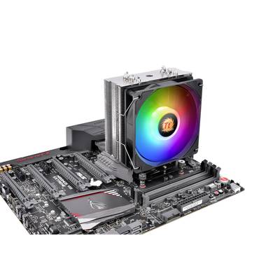 Eine Computer-Mainboard mit einem farbwechselnden LED-Lüfter installiert auf einem CPU-Kühlkörper.
