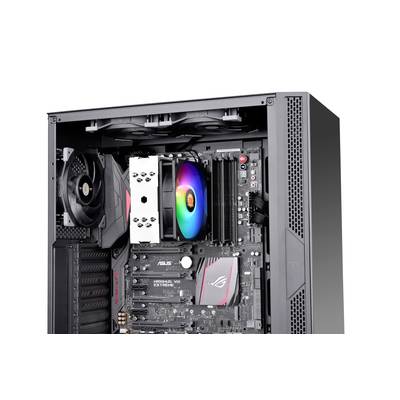 Ein offenes Computergehäuse mit sichtbarem Motherboard, Luftkühler mit RGB-Lüfter und eingebauter Grafikkarte.