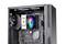 Ein offenes Computergehäuse mit sichtbarem Motherboard, Luftkühler mit RGB-Lüfter und eingebauter Grafikkarte.