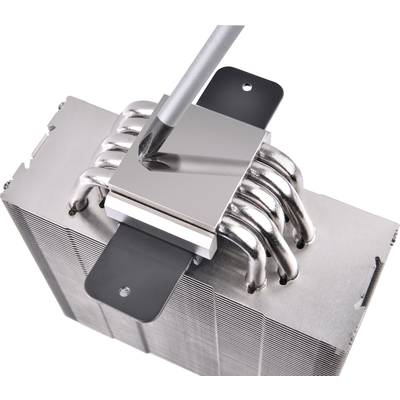 Ein CPU-Kühler aus Metall mit mehreren Heatpipes, montiert an einer Halterung, dient der Wärmeableitung in Computern.