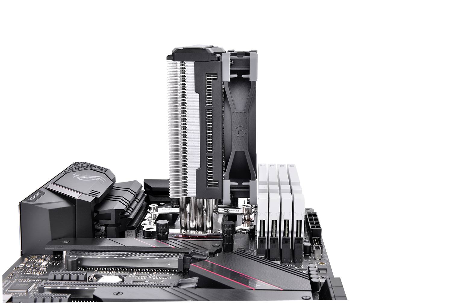 Ein Computer-Motherboard mit installierten Komponenten, einschließlich eines großen CPU-Kühlers und mehreren Arbeitsspeichermodulen.