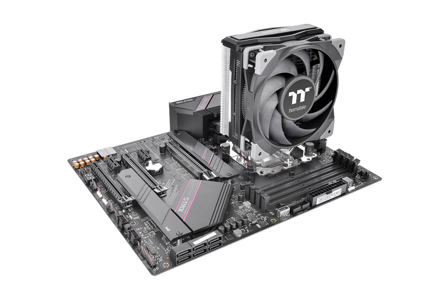 Eine Computer-Mainboardeinheit mit installierter Kühleinheit und RAM-Steckplätzen, zeigt wesentliche Komponenten für den PC-Zusammenbau.