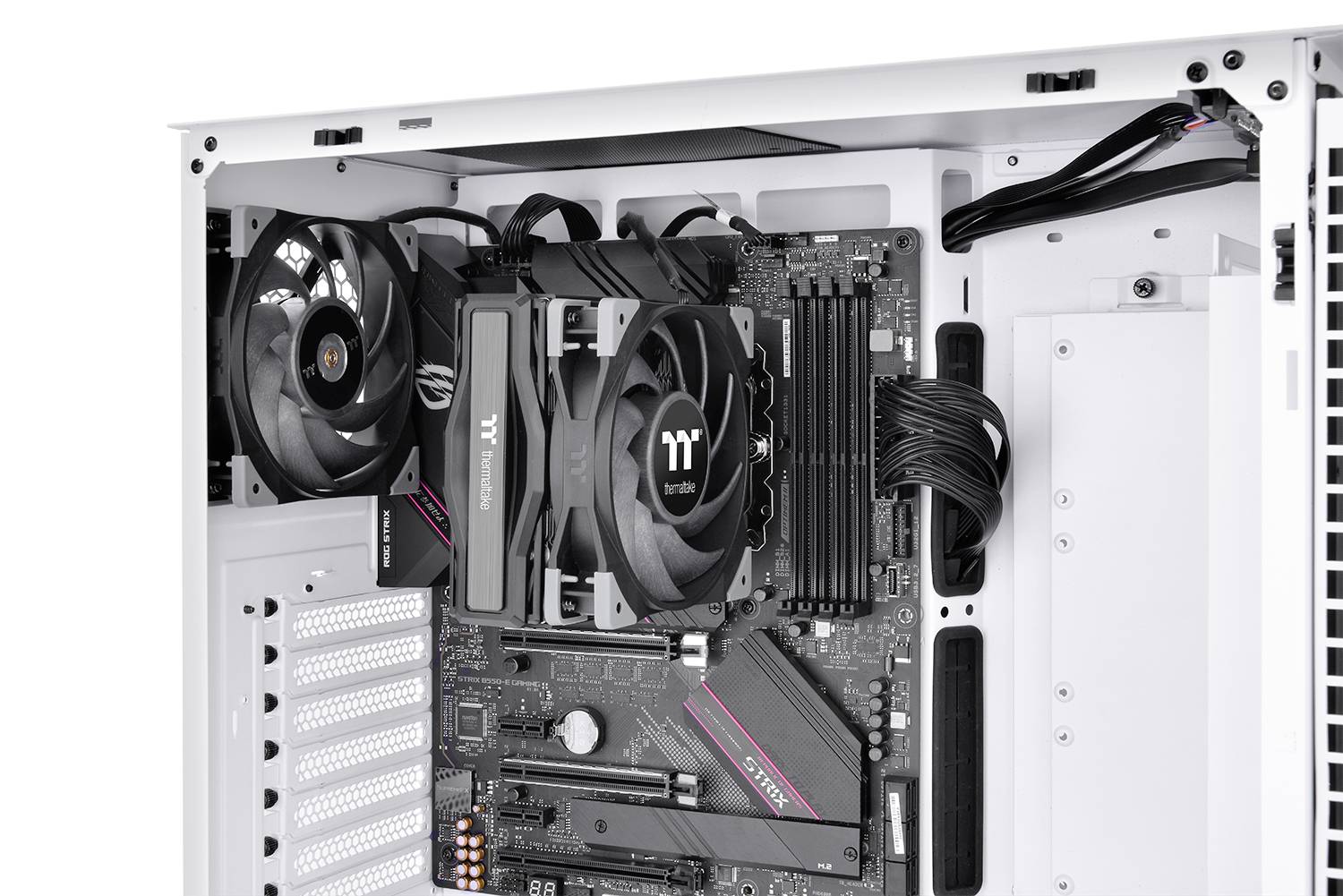 Blick ins Innere eines Computergehäuses mit eingebauten Komponenten wie Mainboard, Lüfter und RAM-Riegeln.