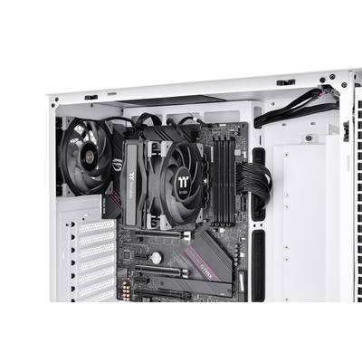 Blick ins Innere eines Computergehäuses mit eingebauten Komponenten wie Mainboard, Lüfter und RAM-Riegeln.