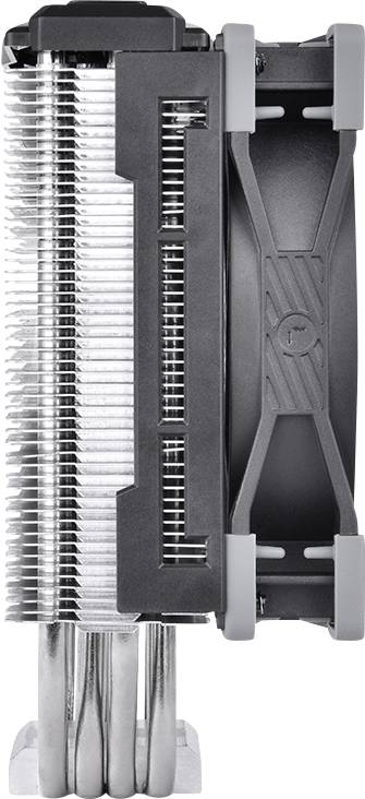 Computerkühler mit großen Aluminiumrippen und Kupfer-Heatpipes, seitlicher Blick auf Lüftereinheit. Geeignet für PC-Kühlung.