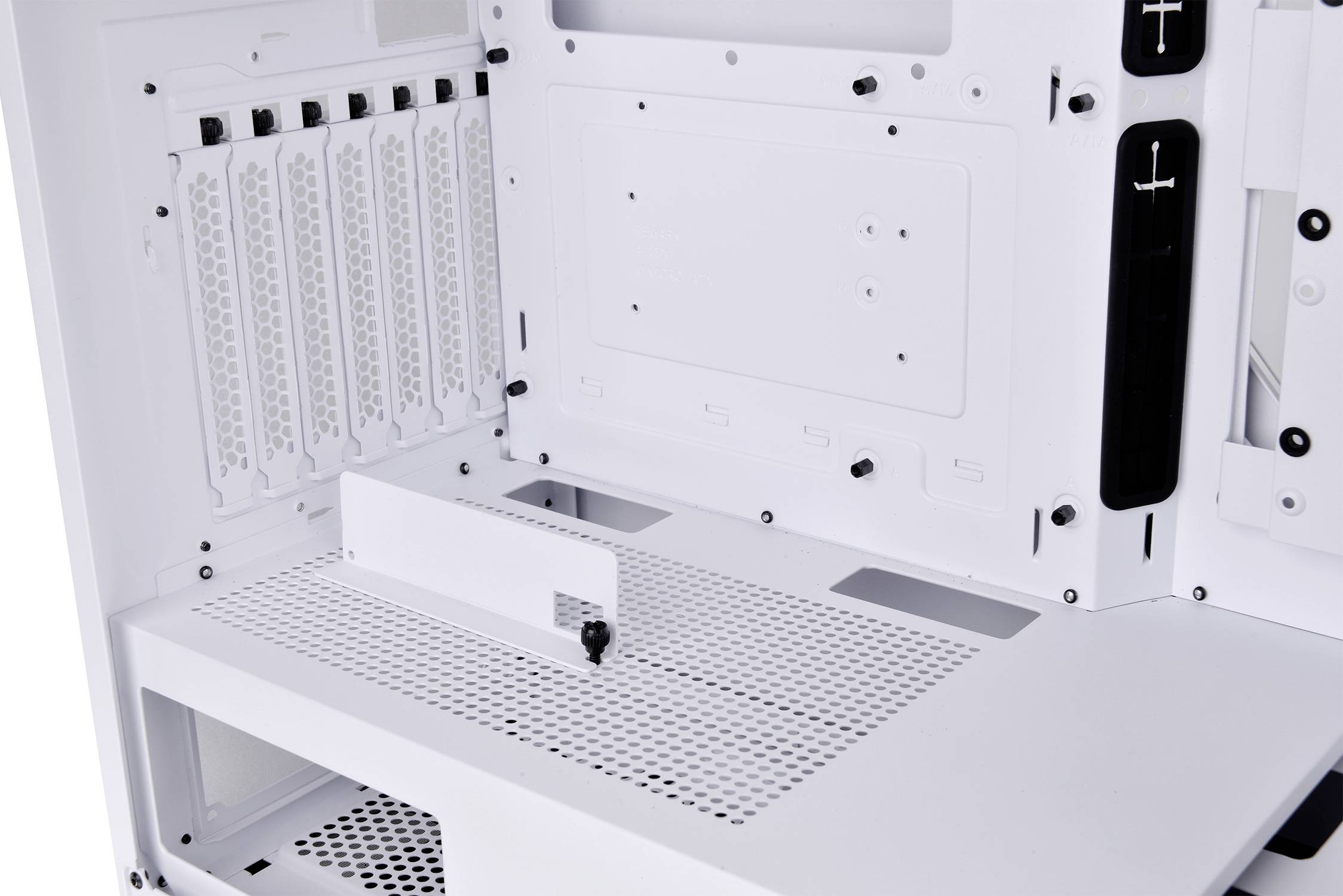 Ein leeres Computergehäuse in Weiß, geöffnet von der Seite. Bereit zur Installation von Computerkomponenten wie Hauptplatine und Festplatten.