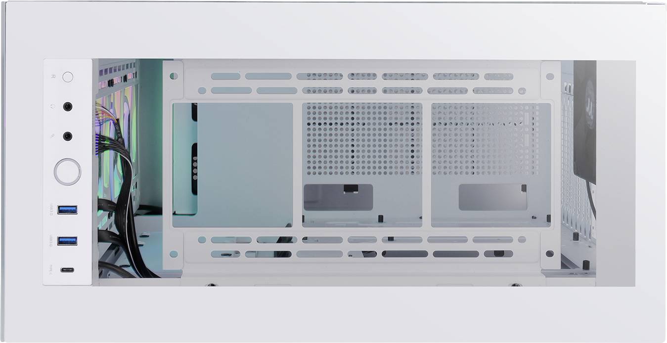 Innenansicht eines weißen Computergehäuses mit Lüftern und Anschlüssen. Hauptsächlich Metallrahmen und Platz für Komponenten sichtbar.
