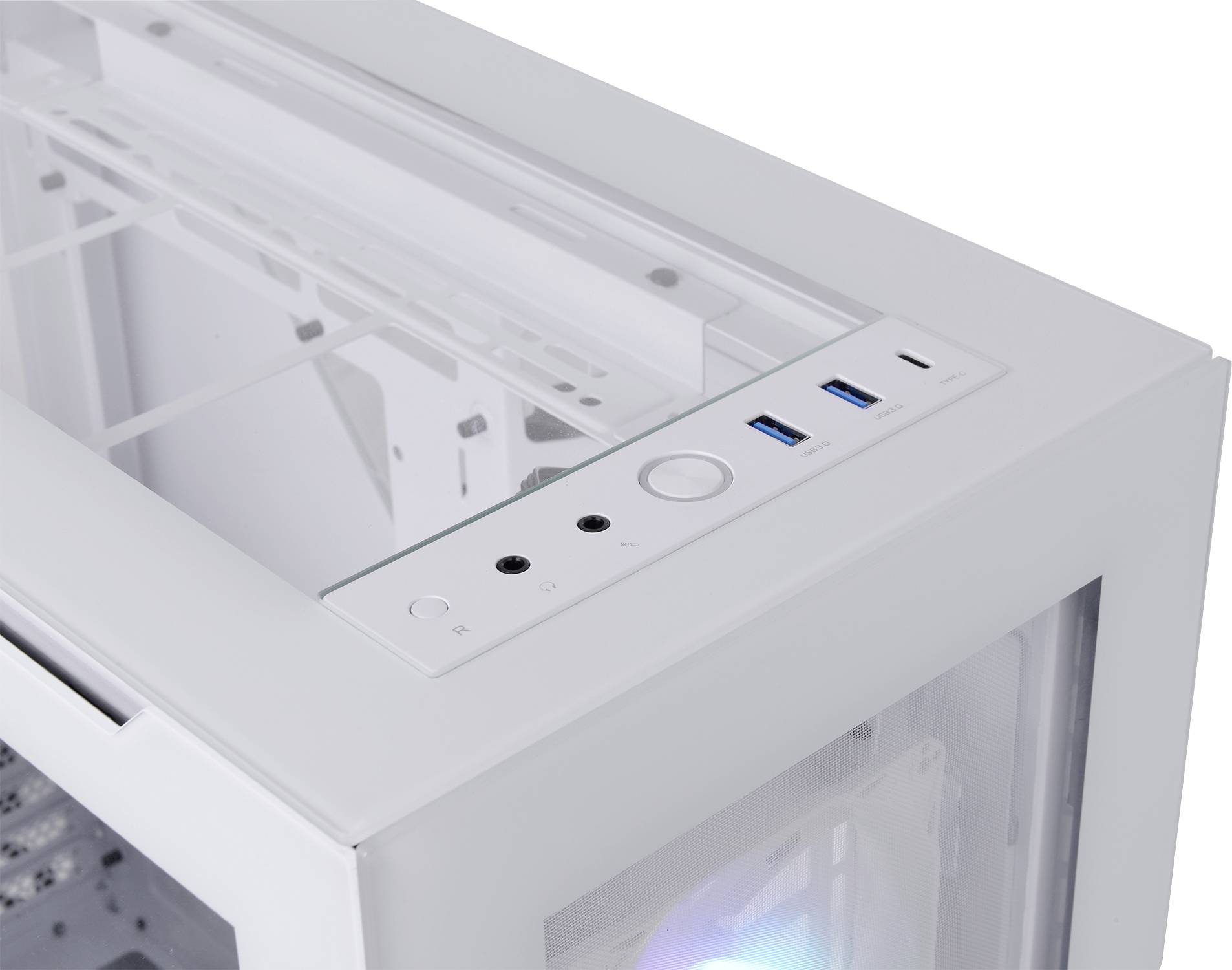 Computergehäuse in Weiß mit sichtbarem Frontpanel. Zwei USB-Ports und ein Power-Button sind deutlich erkennbar.