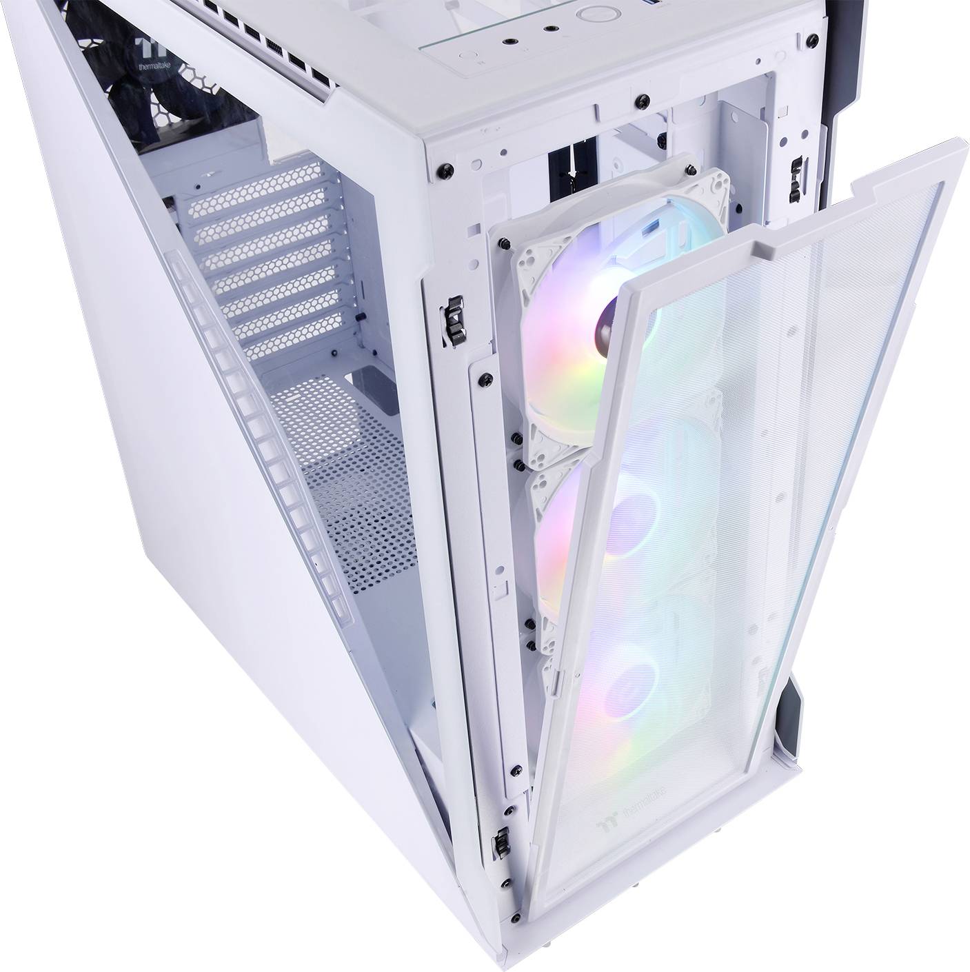 Ein weißes Computergehäuse mit transparentem Vorderteil, durch das drei RGB-beleuchtete Lüfter sichtbar sind.