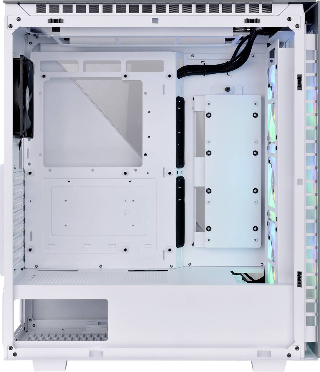 Weißes Computergehäuse aus Metall und Glas, geöffnet, zeigt Innenraum mit Lüftern und RGB-Beleuchtungselementen.