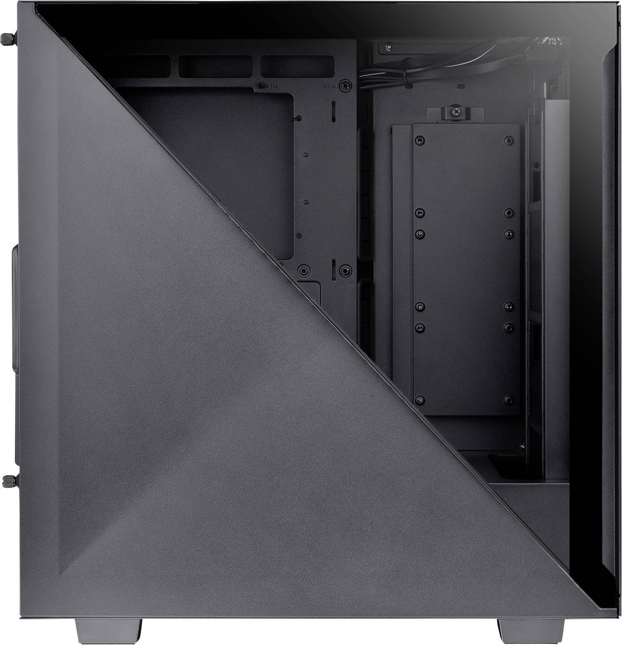 Schwarzes PC-Gehäuse, seitlich geöffnet, zeigt leeres Inneres mit Platz für Komponenten und Kabelmanagement.