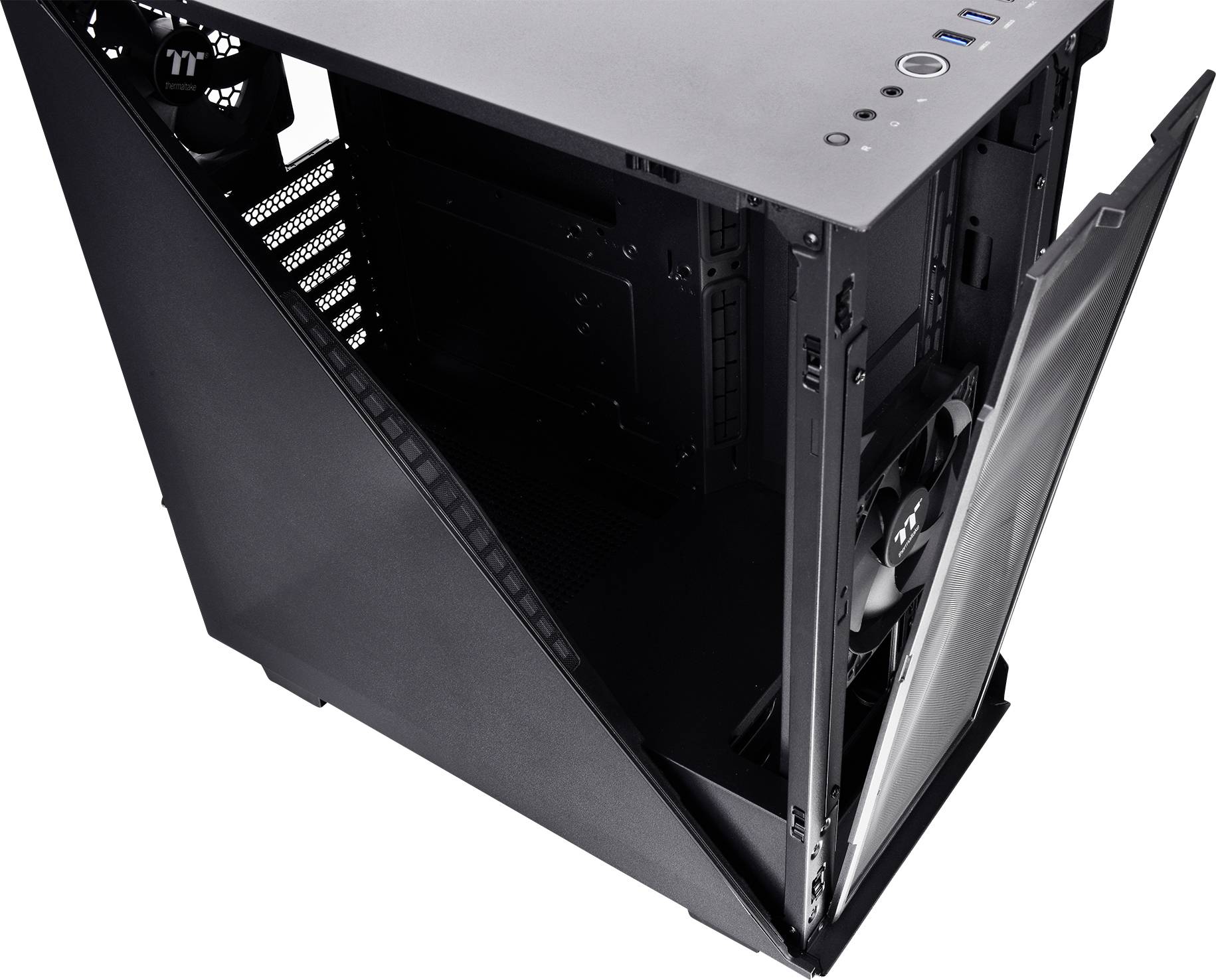 Geöffnetes schwarzes PC-Gehäuse mit sichtbaren Lüftern und Anschlüssen an der Oberseite. Ideal für Computerbau und -wartung.