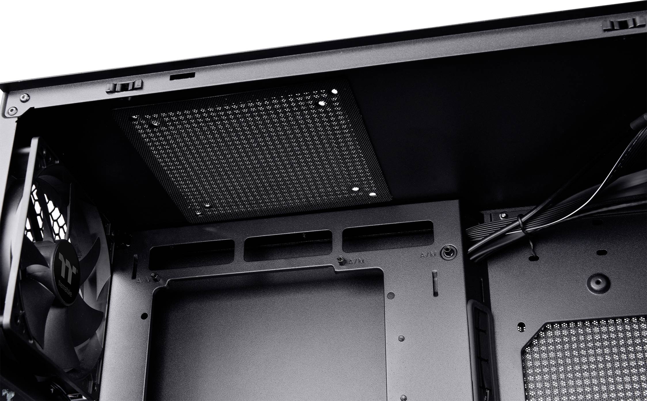 Innenansicht eines Computergehäuses mit leeren Festplatten- und Motherboard-Steckplätzen, Vorbereitung für Komponenteninstallation.