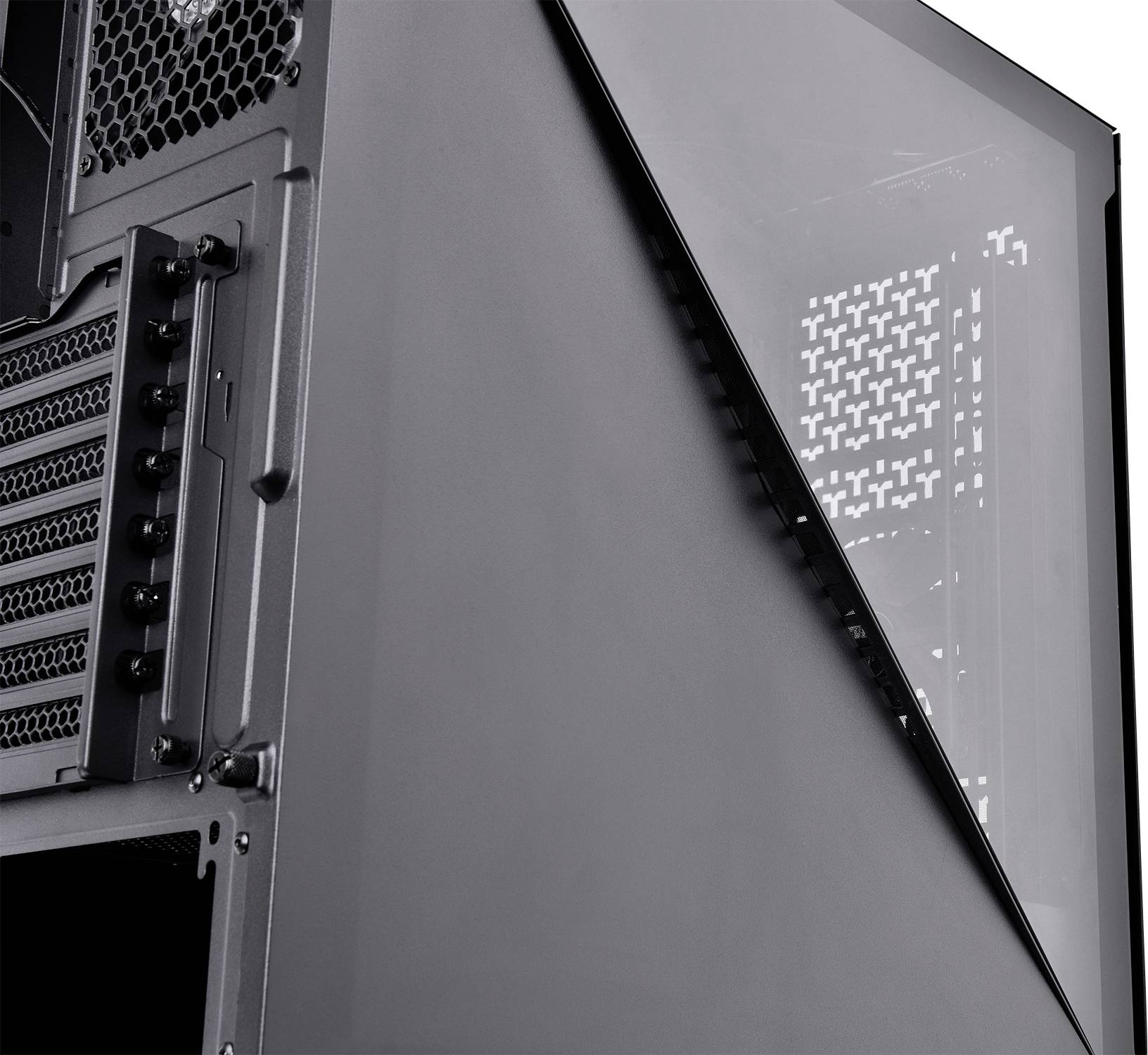 Nahaufnahme eines Computergehäuses mit sichtbaren Lüftungsschlitzen und Schwartenflächen, zeigt die Rückseite und Seite des Gehäuses.