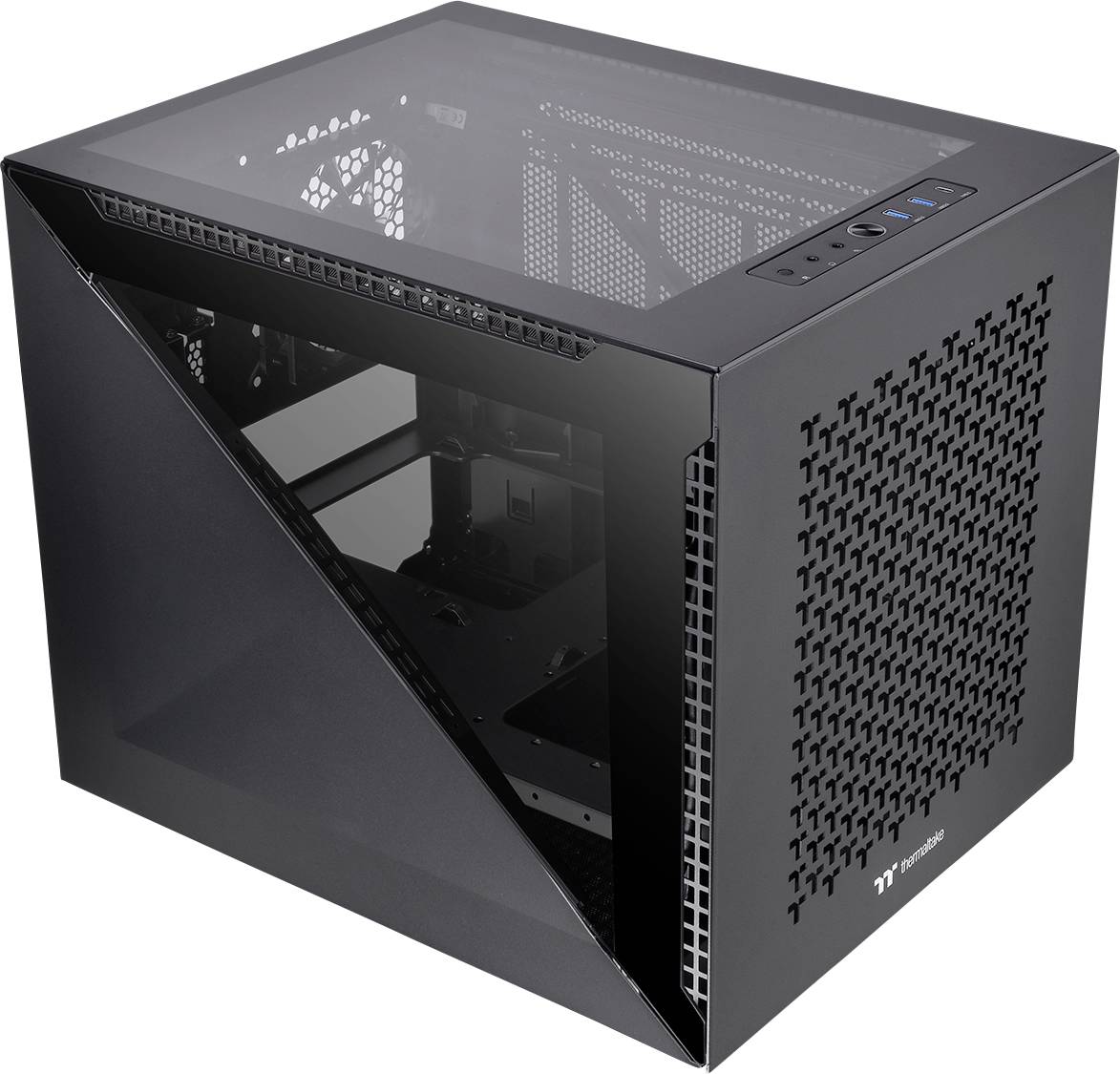 Ein schwarzes, kubisches Computergehäuse mit Seitenfenstern und Belüftungsgittern an der rechten Seite. Oben befinden sich Anschlüsse.