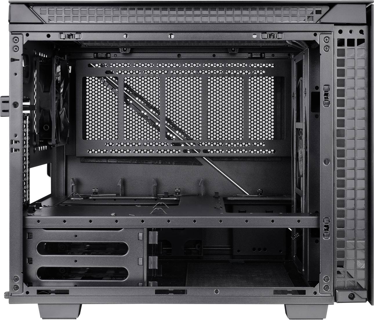 Geöffnete schwarze Computergehäuse mit freiem Platz für Komponenteninstallation; seitliche Lüftungsgitter sichtbar.