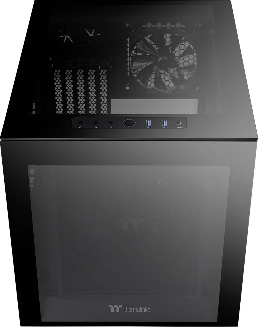 Schwarzes Computergehäuse mit Glasfront und Seiten, Sicht auf Lüfter, Netzteil und USB-Anschlüsse oben. Ideal für PC-Bau.