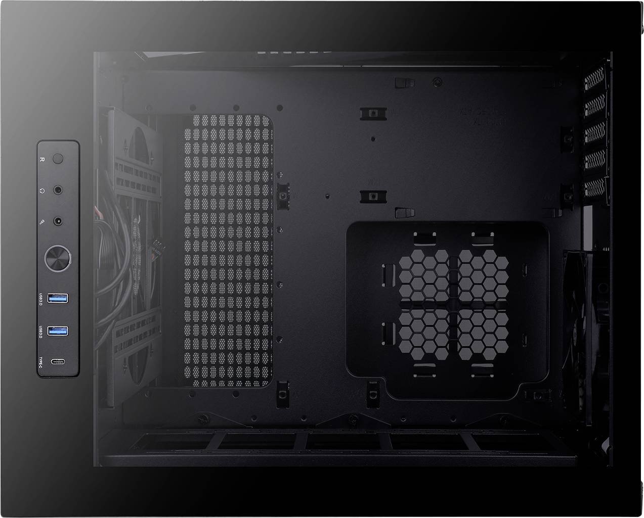 Ein leerer, schwarzer Computergehäuse-Innenraum mit Lüftungsgittern und Anschlüssen an der linken Seitenwand.