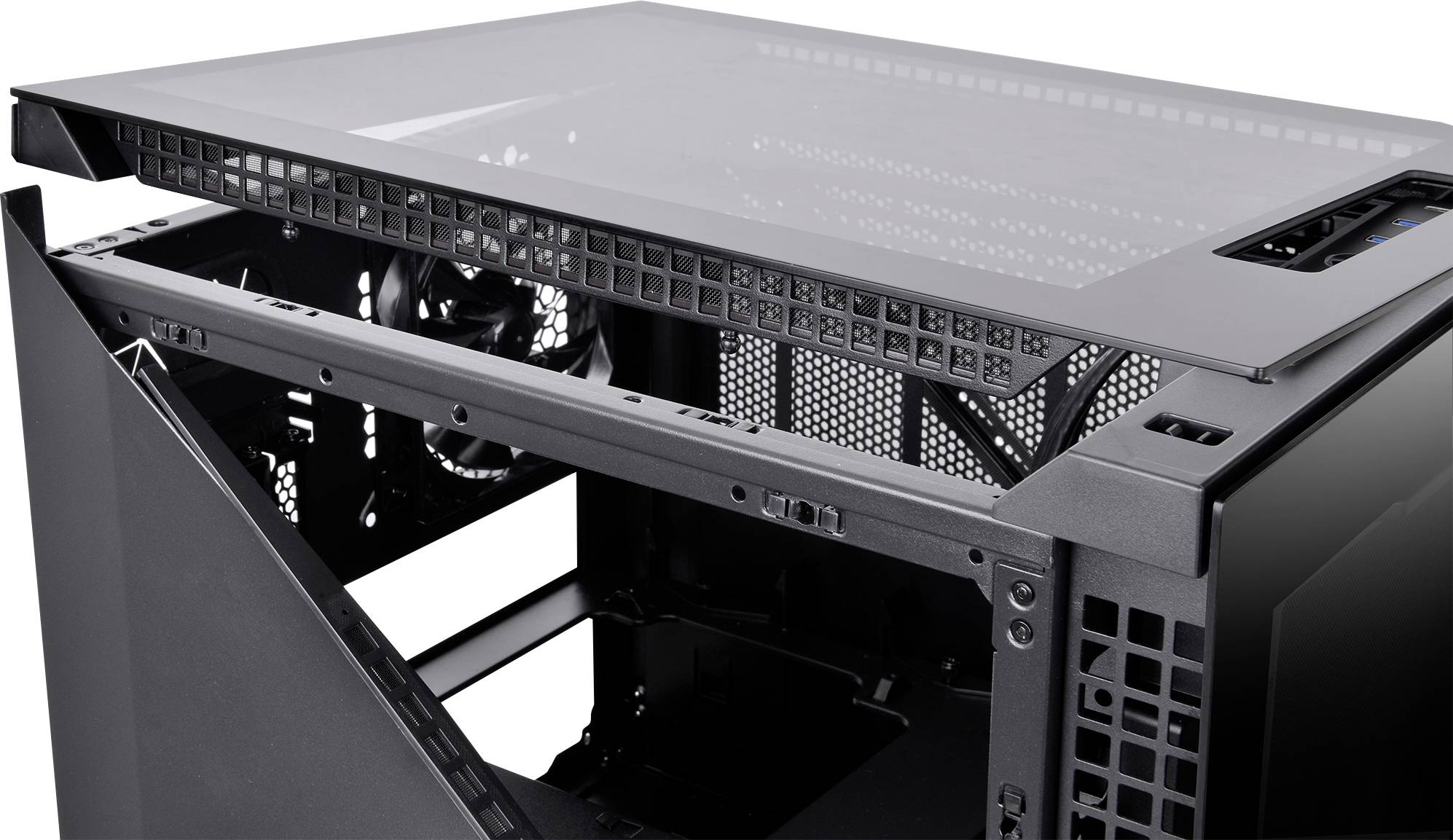Geöffnetes Computergehäuse mit sichtbaren Gehäuselüftern im Inneren. Ober- und Seitenabdeckung entfernt, zeigt den Aufbau deutlich.