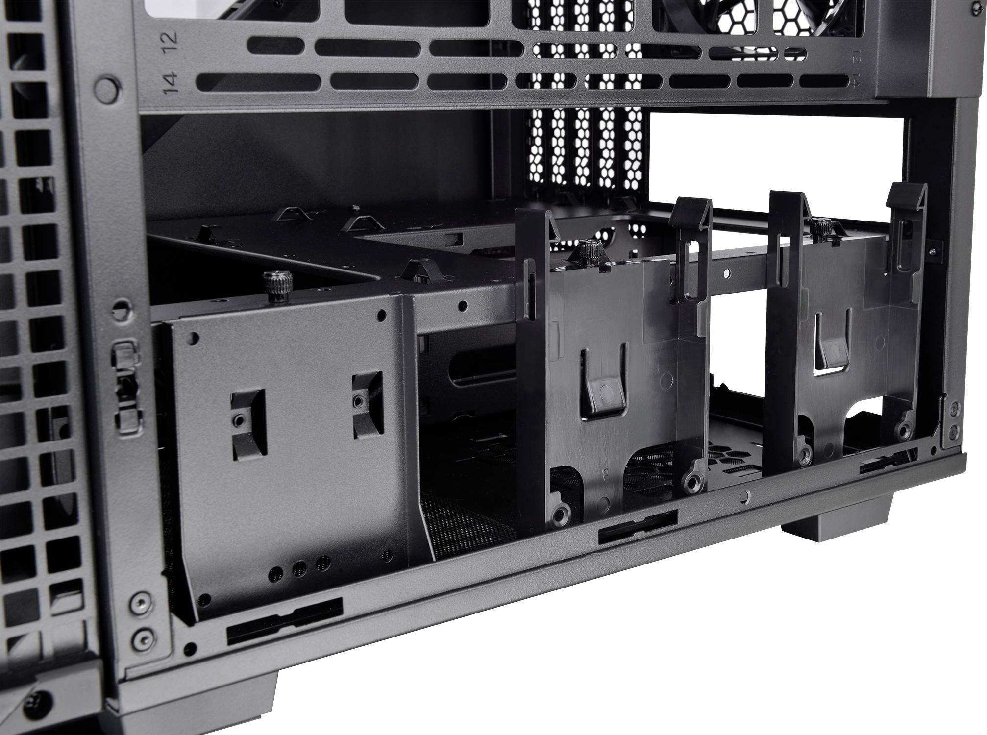 Nahaufnahme eines Computergehäuses mit mehreren Laufwerksschächten für Festplatten.