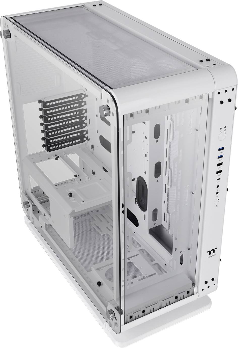 Ein weißes Computergehäuse mit transparenten Seitenteilen, mehreren Laufwerksschächten und Belüftungsöffnungen, geeignet für Gaming-PCs.