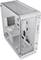 Ein weißes Computergehäuse mit transparenten Seitenteilen, mehreren Laufwerksschächten und Belüftungsöffnungen, geeignet für Gaming-PCs.