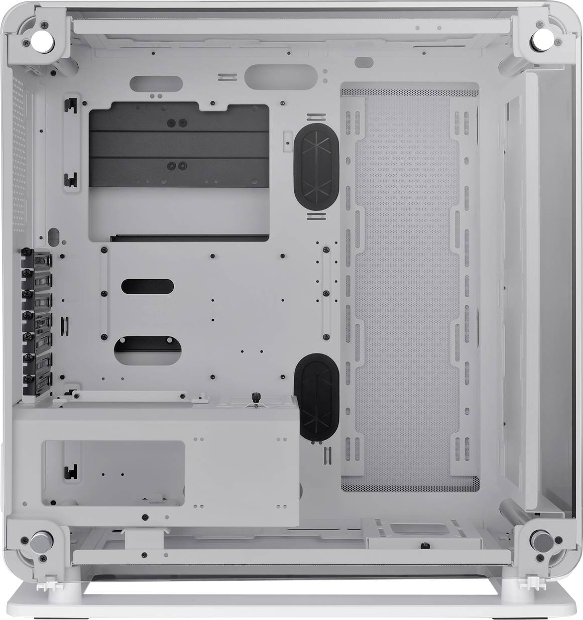 Ein leerer, weißer PC-Gehäuse-Innenraum mit mehreren Einbauplätzen und Kabeldurchführungen, bereit zum Einbau von Computerkomponenten.