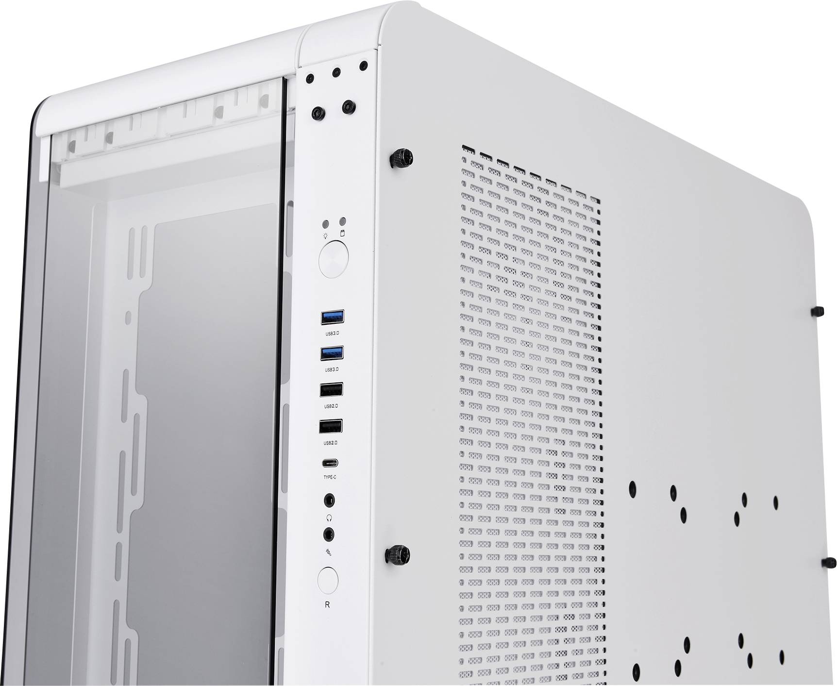 Ein weißes Computergehäuse mit seitlichen Luftlöchern und mehreren USB-Anschlüssen vorne. Ideal für den Bau eines PCs.