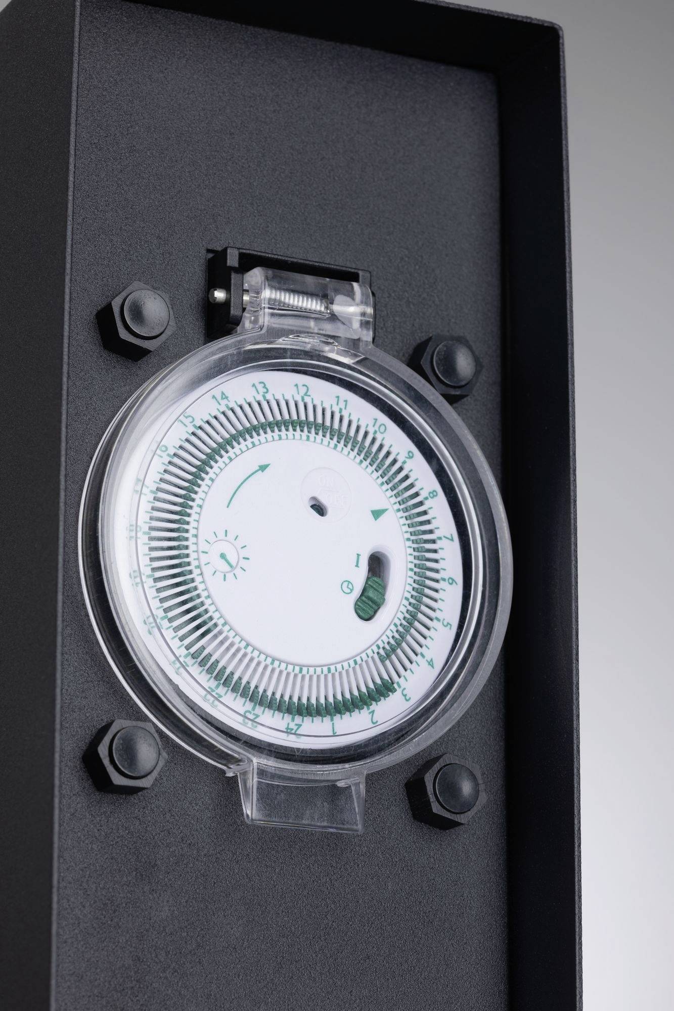 Ein mechanischer Zeitschalter mit nummerierten Ziffern und einem einstellbaren Schalter. Verwendet zur Steuerung von elektronischen Geräten.