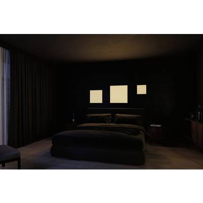 Ein dunkles Schlafzimmer mit einem Doppelbett. An der Wand über dem Bett hängen drei leuchtende rechteckige Kunstwerke.