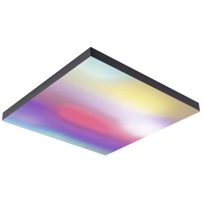 Eine moderne, quadratische Deckenleuchte mit einem Farbverlauf von Blau, Rot, Lila zu Gelb, verbreitet ein diffuses Licht.