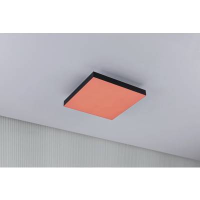 Ein quadratisches, flaches Deckenlicht leuchtet in leuchtendem Rot und kontrastiert mit der weißen Decke in einem modern gestalteten Raum.