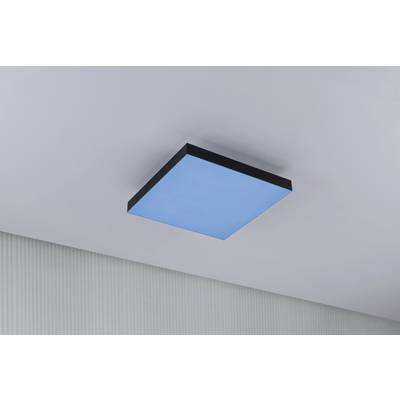 Quadratische, blaue Deckenleuchte mit schwarzem Rand an einer weißen Decke montiert; modernes und minimalistisches Design.