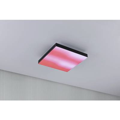Rechteckige, rot leuchtende Deckenlampe an einer weißen Decke, Raum mit gerippter Wandstruktur.