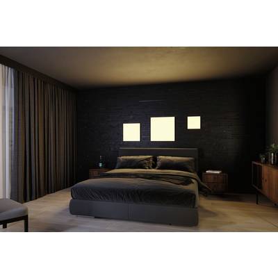 Modernes Schlafzimmer mit Doppelbett in dunklen Farben, Holzmöbeln und drei leuchtenden Quadraten an der Wand.