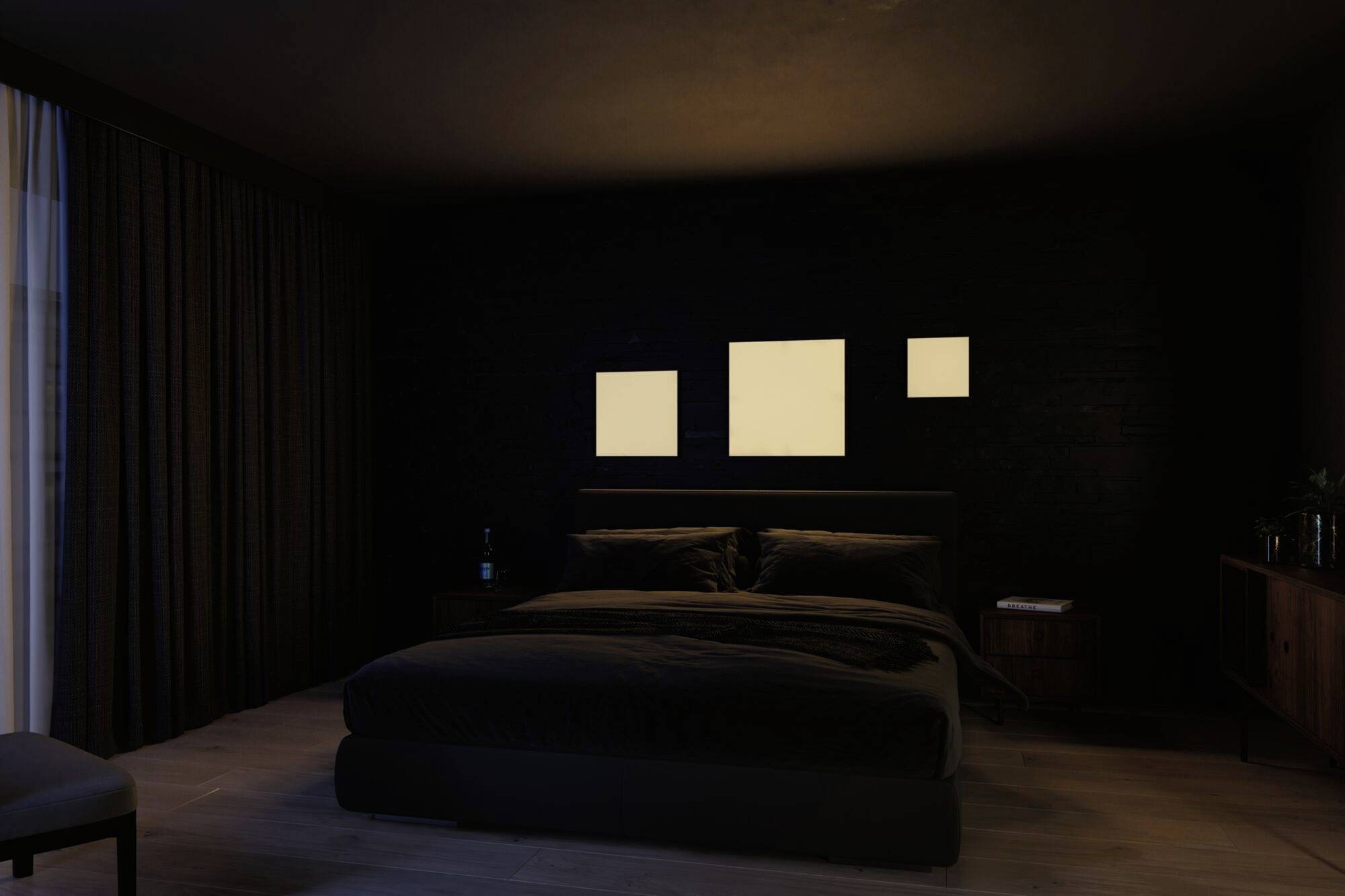 Ein dunkles Schlafzimmer mit einem großen Bett, dunklen Vorhängen und minimaler Beleuchtung. Drei leuchtende Quadrate an der Wand.