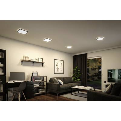 Wohnzimmeransicht mit modernem Dekor, zwei Sofas, einem Couchtisch und einer Computerecke mit Schreibtisch. Im Hintergrund ein Fenster.