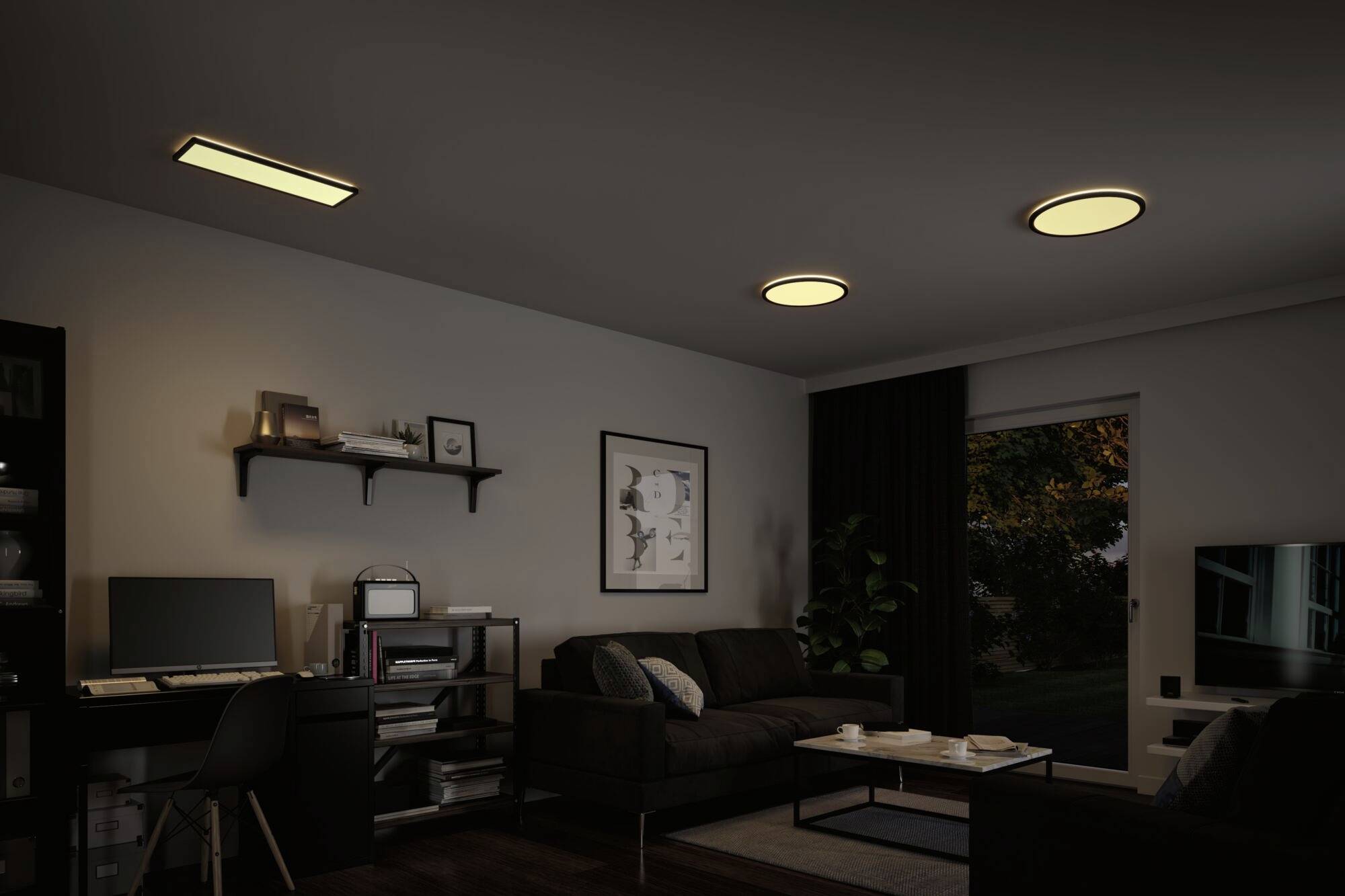 Ein modern eingerichtetes Wohnzimmer bei gedämpfter Beleuchtung. Drei Leuchten an der Decke sind eingeschaltet. Ein Sofa, ein Schreibtisch mit Computer und ein Fernseher sind zu sehen.