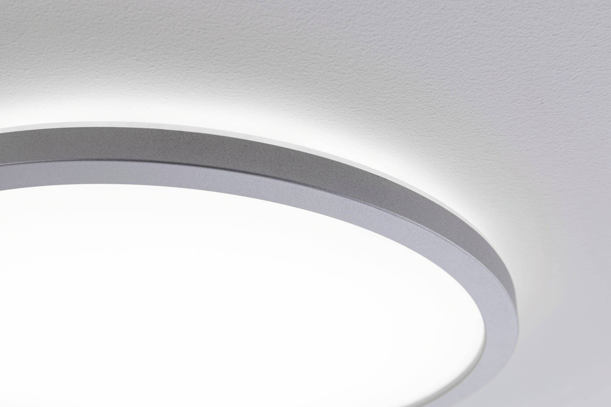 Moderne, runde Deckenleuchte, die helles, gleichmäßiges Licht spendet, auf weißer Decke montiert. Minimalistisches Design.