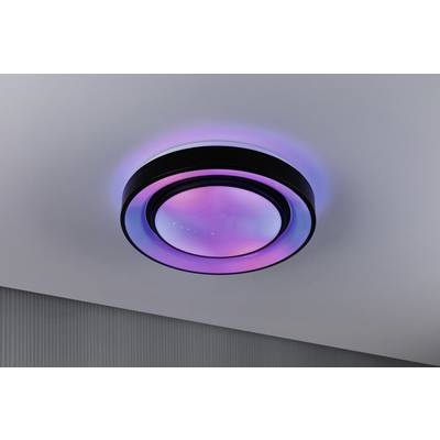 Farbwechselnde LED-Deckenleuchte an einer weißen Decke mit lila und blauen Schimmern. Modernes Design mit kreisförmiger Form.