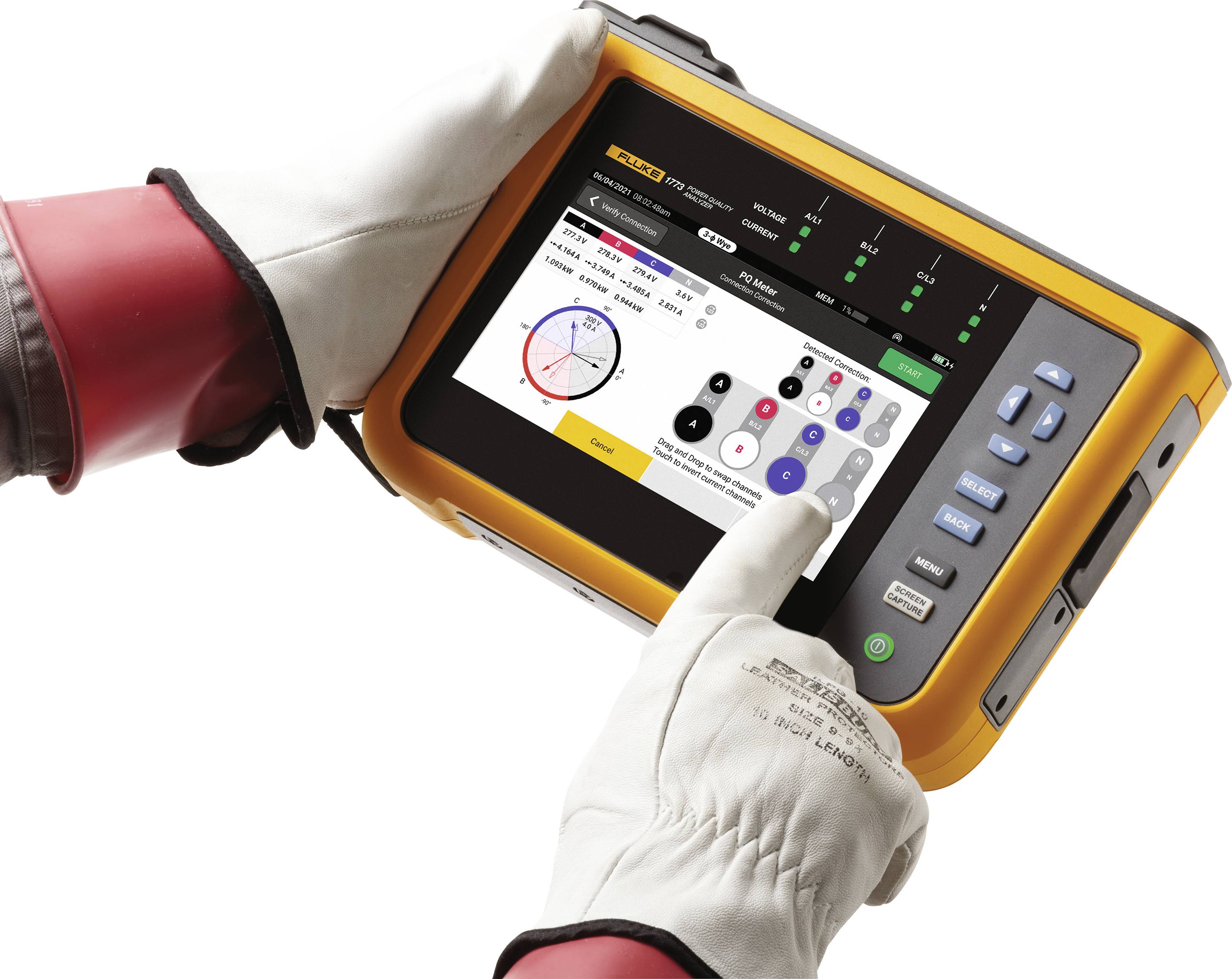 Eine Person trägt isolierte Handschuhe und bedient ein tragbares elektrisches Messgerät, das Informationen auf dem Bildschirm anzeigt.