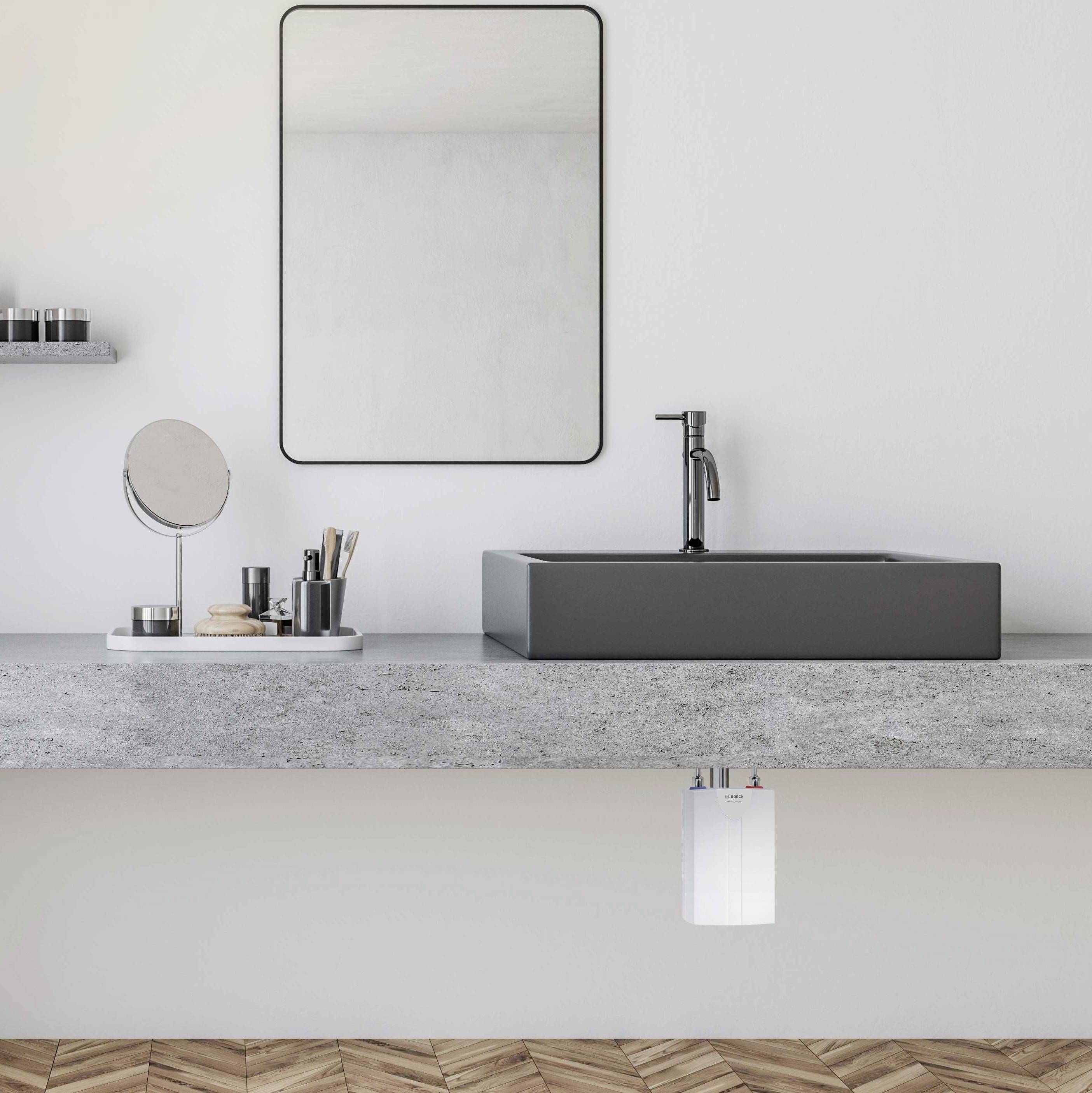 Ein modernes Badezimmer mit grauem Waschbecken, großem Spiegel und dekorativen Elementen auf einer Betonarbeitsfläche. Minimalistisches Design.