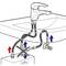 Diagramm eines Waschbecken-Wasserhahns zeigt korrekte Verbindung der Schläuche: Kaltes Wasser (blaue Pfeile), Warmes Wasser (rote Pfeile). Ein falscher Anschluss ist durch ein Kreuz markiert.