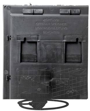 Ein schwarzer elektrischer Schaltkasten mit zwei Kippschaltern, auf dem 'Achtung: Offener Speicher. Montageanleitung beachten.' steht.