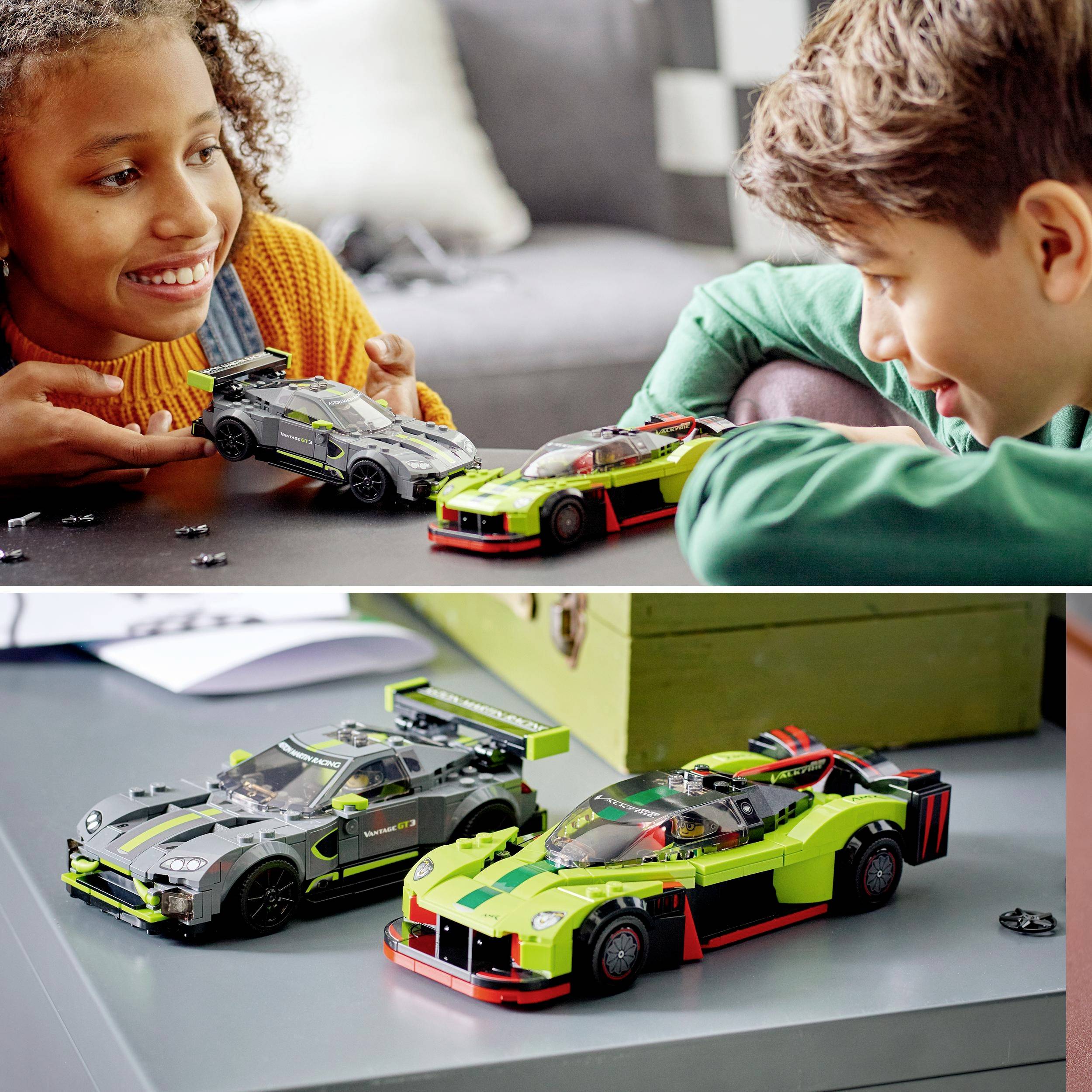 Zwei Kinder spielen mit Modellrennwagen auf einem Tisch, zeigen Freude und Engagement. Im Hintergrund sind mehr Autos und ein Vorsprung sichtbar.